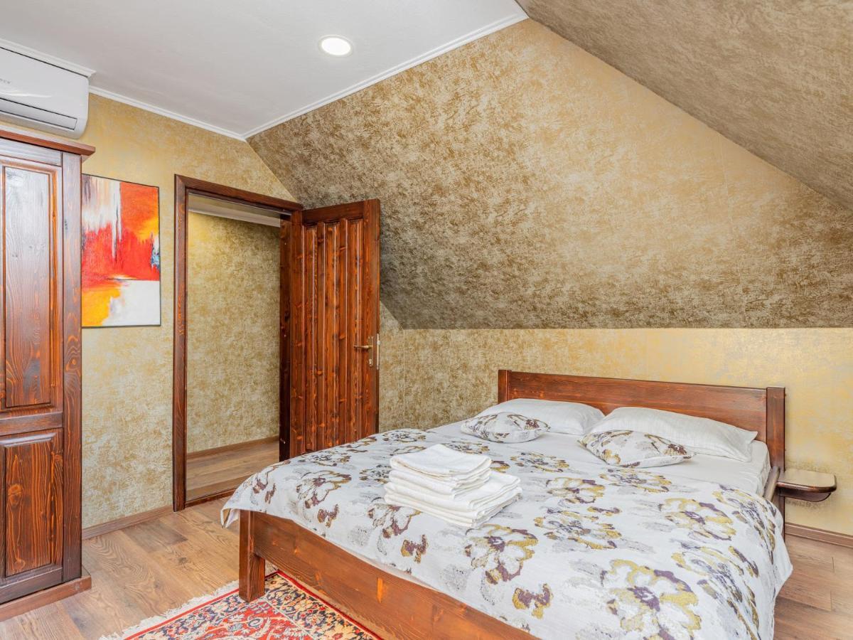 Casa Saraste Hotell Rîşnov Eksteriør bilde