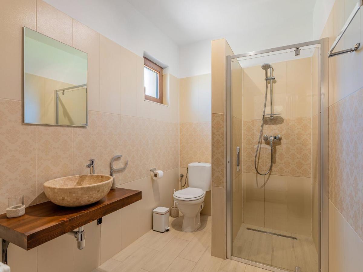 Casa Saraste Hotell Rîşnov Eksteriør bilde