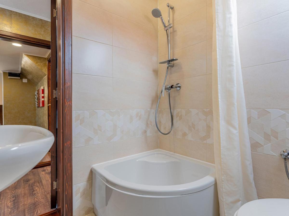 Casa Saraste Hotell Rîşnov Eksteriør bilde
