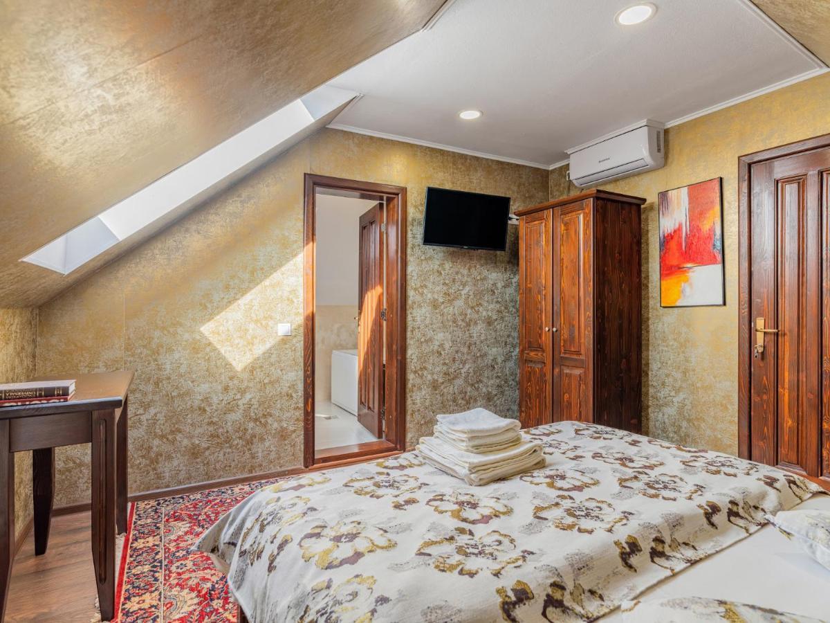 Casa Saraste Hotell Rîşnov Eksteriør bilde